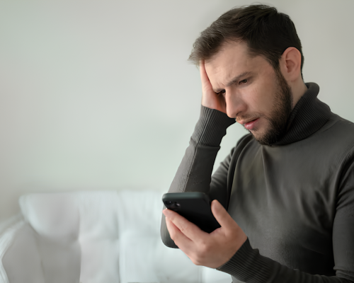 vista-lateral-homem-ansioso-segurando-smartphone_23-2149451270 (1)